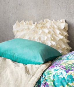 Украшаем комнату для девушки: декоративные подушки
